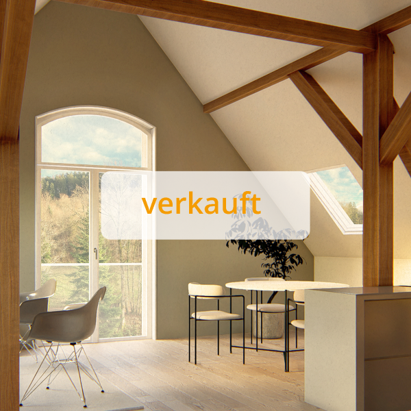 Lichtdurchfluteter Dachgeschossraum mit freigelegten Holzbalken und moderner Einrichtung – darüber eingeblendet: „verkauft“.